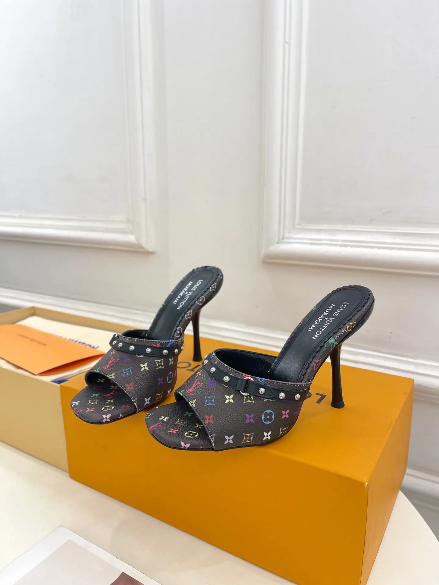 👟👟Ex-factory price 580👟👟 LV | Louis Vuitton 25𝐬𝐬 🧡💚2025 early spring new top version‼ ️The original version is the same. The counter features the latest LV Full of high-end feel! A popular model among bloggers at home and abroad, it’s retro and fashionable and looks amazing on your feet! Mainly recommended models on the official website★ ━━━━━ ЅᏇєєt ━━━━━ ▪️Upper: high-custom rainbow-colored presbyopia leather ▪️Lining: imported sheepskin ▪️Outsole: original Italian leather outsole ▪️Heel height: 5.5cm / 9.5cm ▪️Shoe size: 35-39 (34, 40, 41, 42 customized)